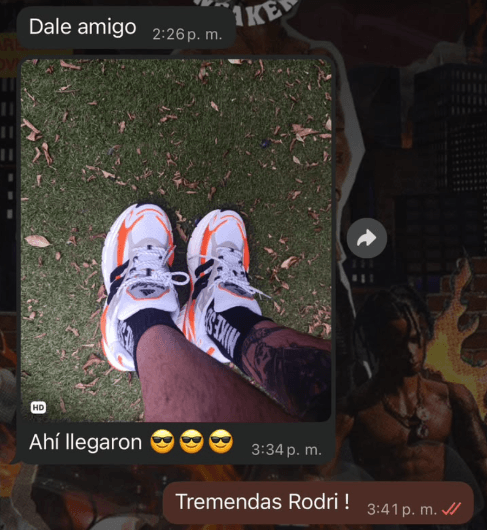Cliente muestra una foto de sus zapatillas nuevas puestas: «Ahí llegaron»