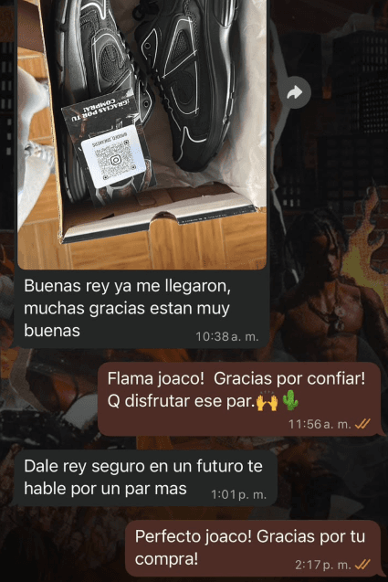 Cliente con las zapatillas negras en la caja: «ya me llegaron, muchas gracias están muy buenas», y avisa que va a volver a comprar otro par
