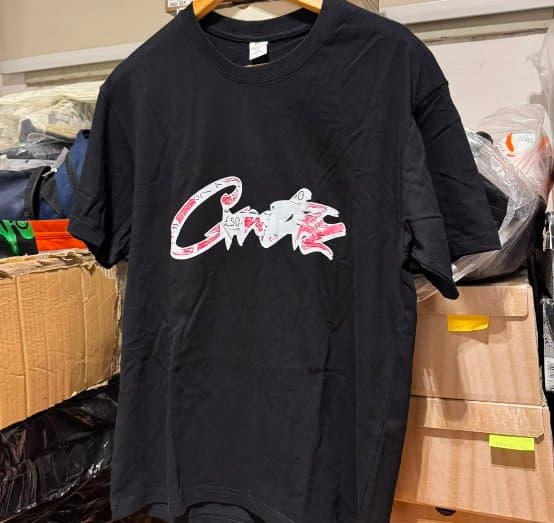 REMERA CORTEIZ NEGRA LOGO ROSA de Corteiz