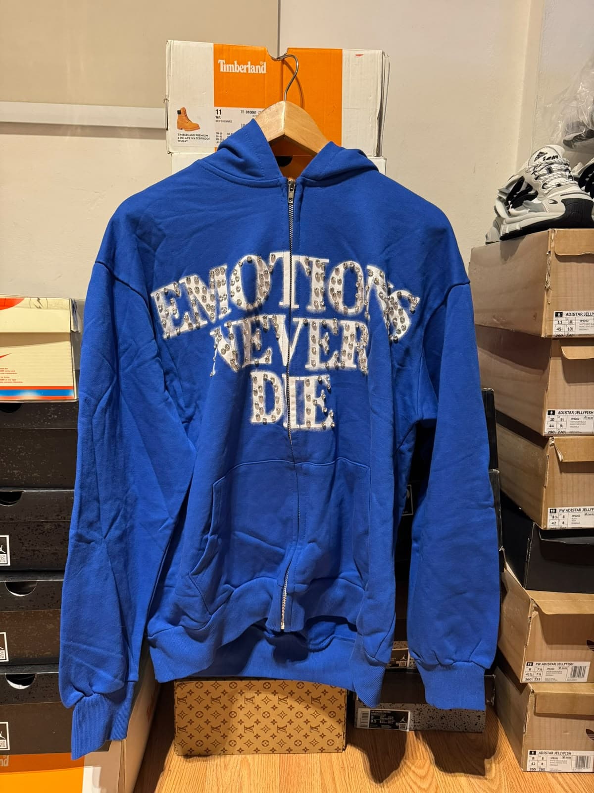 Camperita Azul Mixed Emotion “Emotions Never Die”