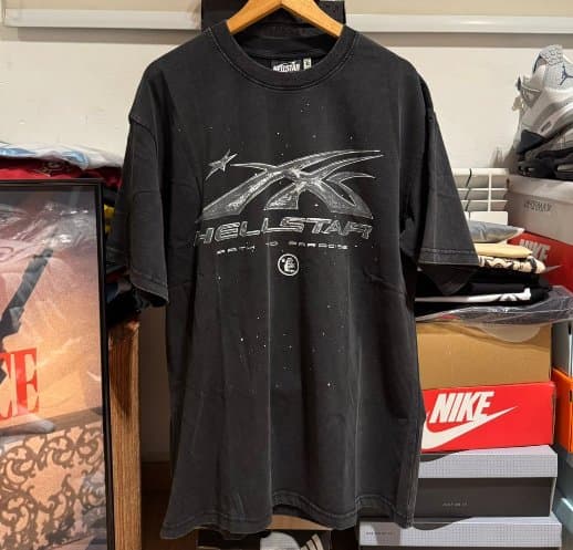 REMERA HELLSTAR LOGO CROMADO de Hellstar